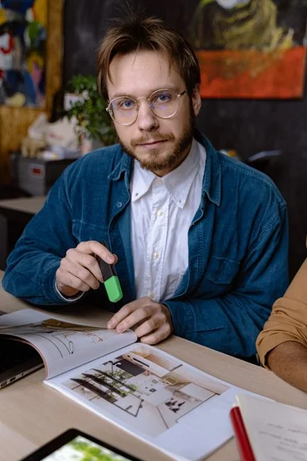 Vue en plongée d’un bureau de travail élégant avec deux écrans, un clavier, une souris et des accessoires modernes.